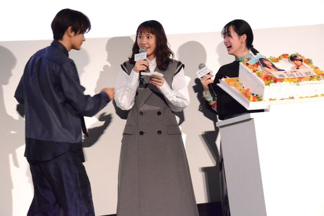 瀬戸康史が神対応！号泣する新垣結衣＆早瀬憩にハンカチ渡し『違国日記』公開記念舞台あいさつ：フォトギャラリー