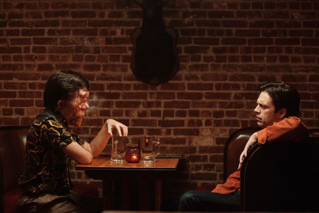 “かつての顔”と同じ男が目の前に…A24xセバスチャン・スタン『顔を捨てた男』場面写真：フォトギャラリー