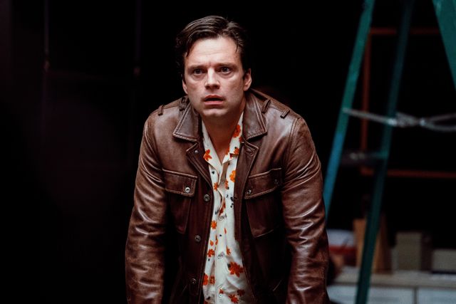 “かつての顔”と同じ男が目の前に…A24xセバスチャン・スタン『顔を捨てた男』場面写真（2枚目）