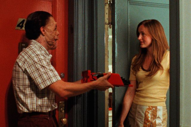 “かつての顔”と同じ男が目の前に…A24xセバスチャン・スタン『顔を捨てた男』場面写真（5枚目）