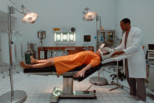 “かつての顔”と同じ男が目の前に…A24xセバスチャン・スタン『顔を捨てた男』場面写真（9枚目）