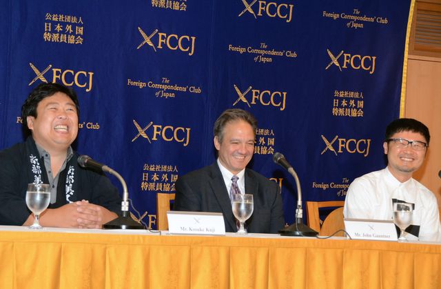 日本酒最高！（左から）久慈浩介氏、ジョン・ゴントナー氏、小西未来監督
