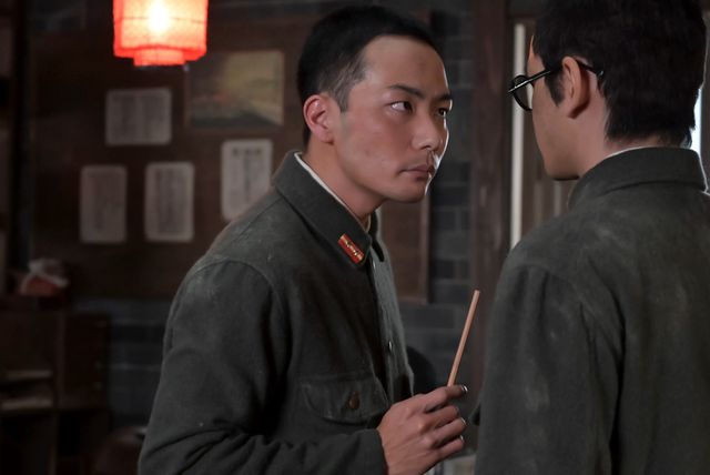 軍曹ににらまれる嵩（北村匠海）…「あんぱん」第12週「逆転しない正義」第56回：フォトギャラリー