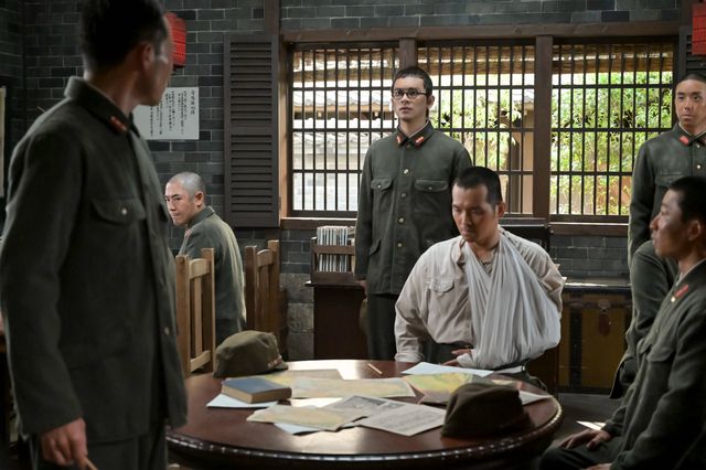 軍曹ににらまれる嵩（北村匠海）…「あんぱん」第12週「逆転しない正義」第56回（2枚目）