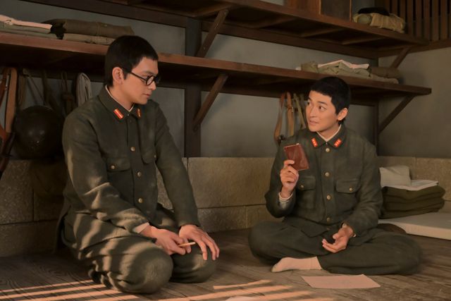 軍曹ににらまれる嵩（北村匠海）…「あんぱん」第12週「逆転しない正義」第56回（4枚目）