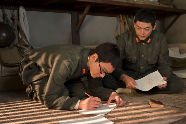 軍曹ににらまれる嵩（北村匠海）…「あんぱん」第12週「逆転しない正義」第56回（5枚目）