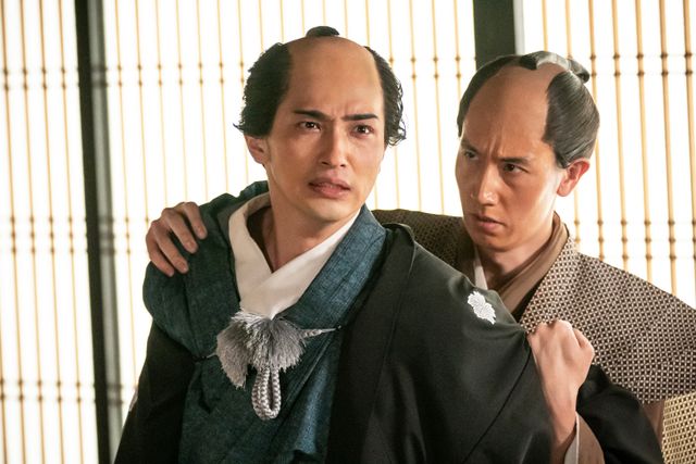 蔦重（横浜流星）、源内（安田顕）に号泣…そして驚きのプロモーション展開「べらぼう」16回場面写真：フォトギャラリー