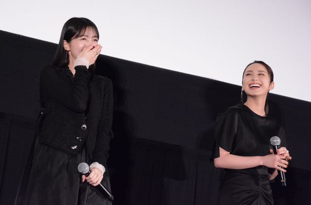 平祐奈x久保史緒里x綱啓永x樋口幸平の仲良しショット！映画『ネムルバカ』完成披露上映舞台あいさつ（14枚目）