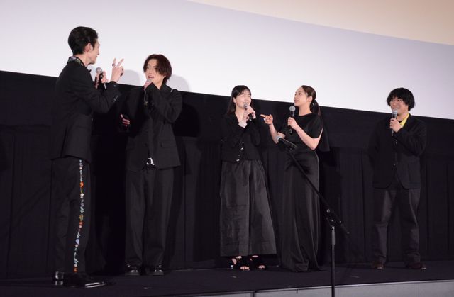 平祐奈x久保史緒里x綱啓永x樋口幸平の仲良しショット！映画『ネムルバカ』完成披露上映舞台あいさつ（16枚目）