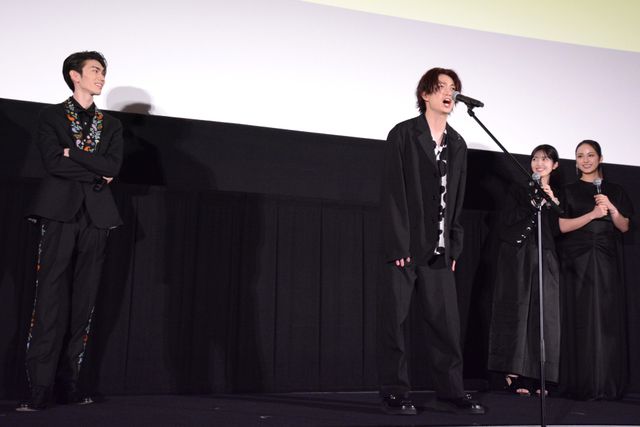 平祐奈x久保史緒里x綱啓永x樋口幸平の仲良しショット！映画『ネムルバカ』完成披露上映舞台あいさつ（18枚目）