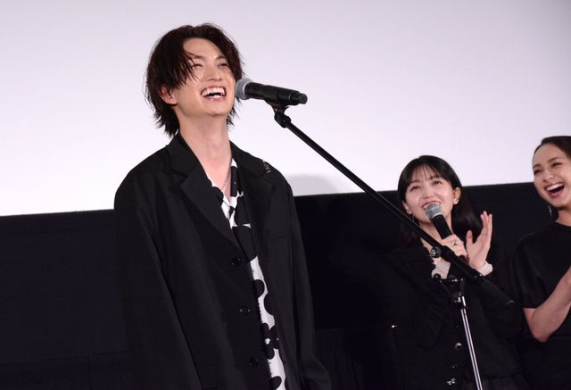 平祐奈x久保史緒里x綱啓永x樋口幸平の仲良しショット！映画『ネムルバカ』完成披露上映舞台あいさつ（19枚目）