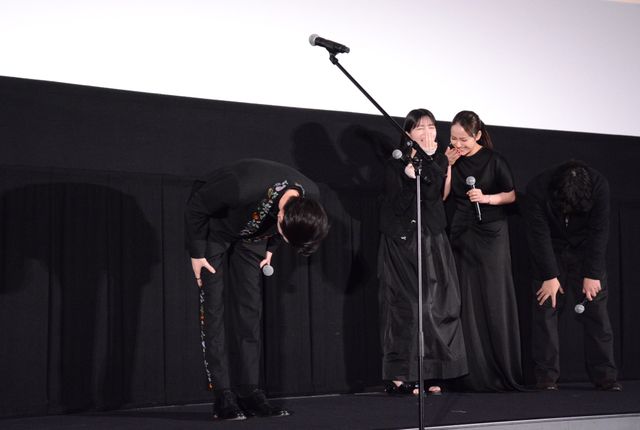平祐奈x久保史緒里x綱啓永x樋口幸平の仲良しショット！映画『ネムルバカ』完成披露上映舞台あいさつ（23枚目）