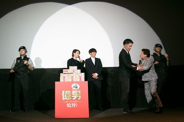 佐藤健＆高橋一生、オバチャーンのパワフルさに笑顔！『億男』大阪サプライズ舞台あいさつ（4枚目）