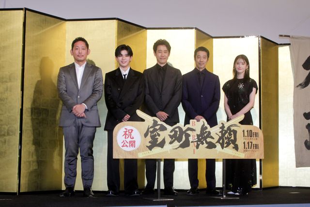 大泉洋、堤真一、長尾謙杜、松本若菜ら金屏風を背景にトーク！『室町無頼』初日舞台挨拶：フォトギャラリー