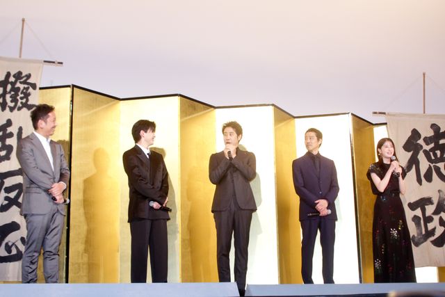 大泉洋、堤真一、長尾謙杜、松本若菜ら金屏風を背景にトーク！『室町無頼』初日舞台挨拶（2枚目）