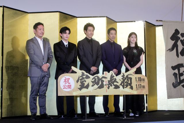 大泉洋、堤真一、長尾謙杜、松本若菜ら金屏風を背景にトーク！『室町無頼』初日舞台挨拶（19枚目）