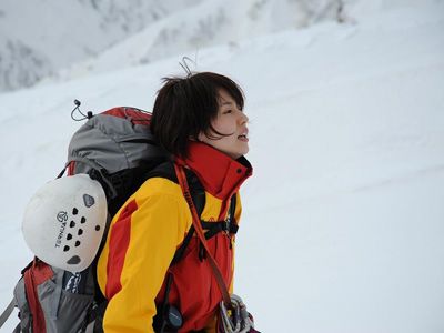 写真は映画『岳 -ガク-』より（※「全力坂」で駆け抜けているのはこれほどの雪山ではありません※衣装は同じものです）