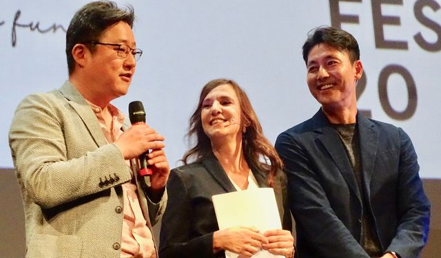 （右から）本映画祭の目玉作品『鋼鉄の雨』の俳優のチョン・ウソン、映画祭プレジデントのサブリナ・バラチェッティ、クァク・ドウォン