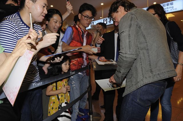 小さなレディにサインをプレゼント！トム・クルーズ来日フォトギャラリー：フォトギャラリー