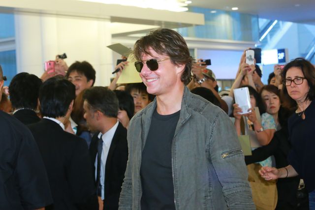 小さなレディにサインをプレゼント！トム・クルーズ来日フォトギャラリー（3枚目）