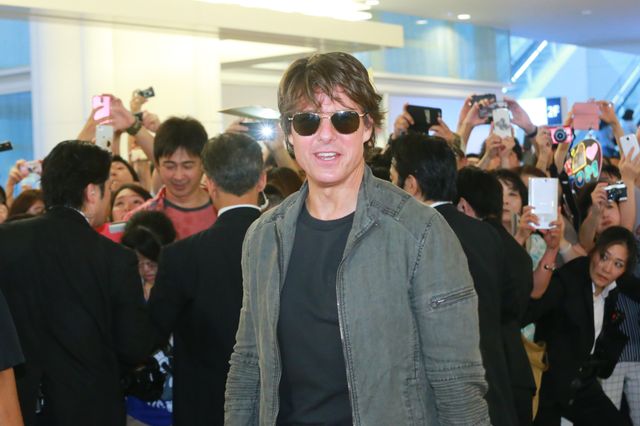 小さなレディにサインをプレゼント！トム・クルーズ来日フォトギャラリー（4枚目）