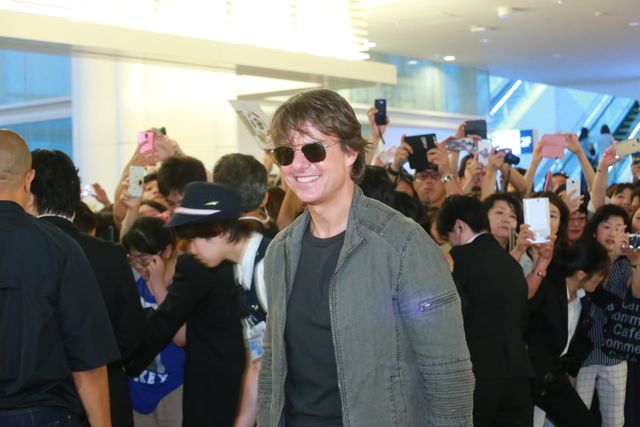 小さなレディにサインをプレゼント！トム・クルーズ来日フォトギャラリー（5枚目）
