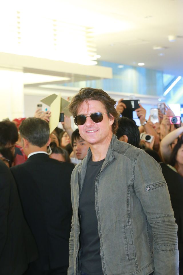 小さなレディにサインをプレゼント！トム・クルーズ来日フォトギャラリー（8枚目）