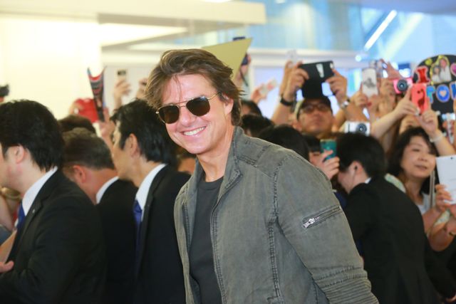小さなレディにサインをプレゼント！トム・クルーズ来日フォトギャラリー（9枚目）