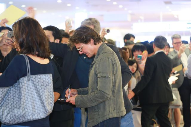 小さなレディにサインをプレゼント！トム・クルーズ来日フォトギャラリー（10枚目）