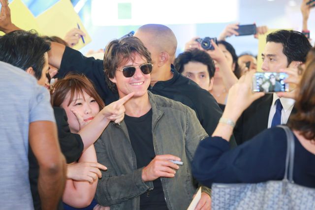 小さなレディにサインをプレゼント！トム・クルーズ来日フォトギャラリー（12枚目）