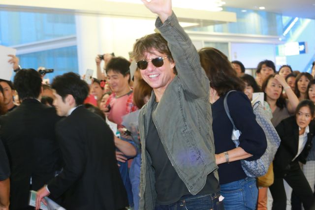 小さなレディにサインをプレゼント！トム・クルーズ来日フォトギャラリー（15枚目）