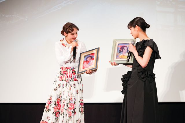 當真あみ＆嵐莉菜、フジコと千鶴の絵画に感激　映画『パリに咲くエトワール』公開御礼イベント：フォトギャラリー