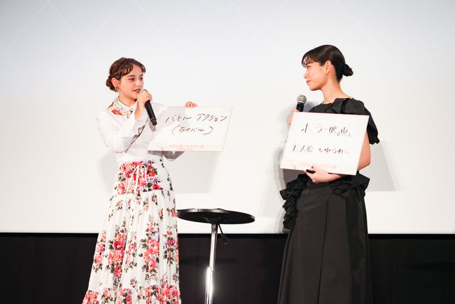 當真あみ＆嵐莉菜、フジコと千鶴の絵画に感激　映画『パリに咲くエトワール』公開御礼イベント（2枚目）
