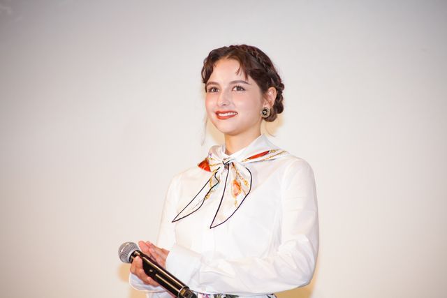 當真あみ＆嵐莉菜、フジコと千鶴の絵画に感激　映画『パリに咲くエトワール』公開御礼イベント（6枚目）