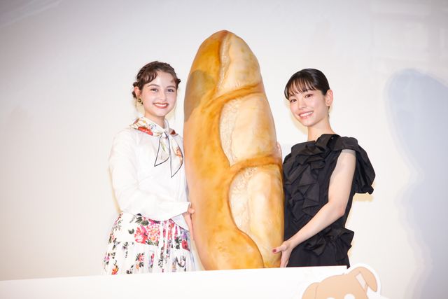 當真あみ＆嵐莉菜、フジコと千鶴の絵画に感激　映画『パリに咲くエトワール』公開御礼イベント（10枚目）