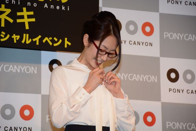 恥じらいつつ胸元を…『鬼灯さん家のアネキ』イベントフォトギャラリー（2枚目）