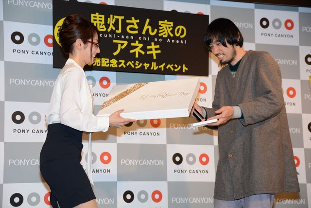 恥じらいつつ胸元を…『鬼灯さん家のアネキ』イベントフォトギャラリー（9枚目）