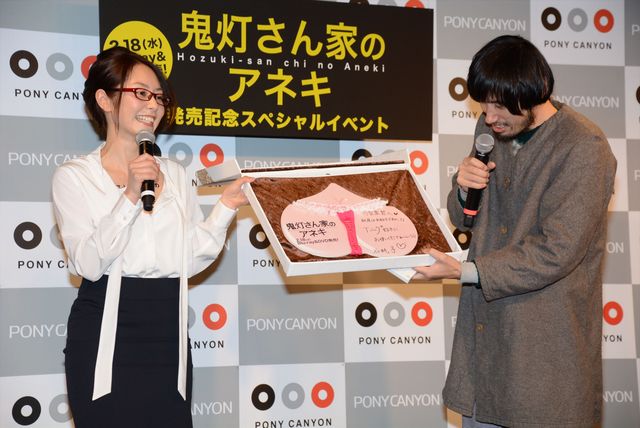 恥じらいつつ胸元を…『鬼灯さん家のアネキ』イベントフォトギャラリー（10枚目）