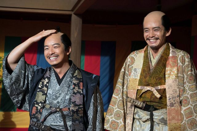 月代姿になった小一郎(仲野太賀)と秀吉(池松壮亮)