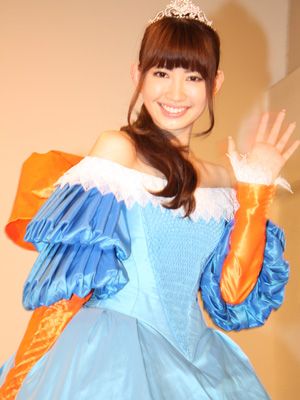 石岡瑛子さんデザインの衣装をまとったAKB48小嶋陽菜