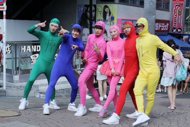 全身タイツ姿で原宿に参上！武田梨奈＆BEE SHUFFLE『原宿デニール』イベントフォトギャラリー（4枚目）