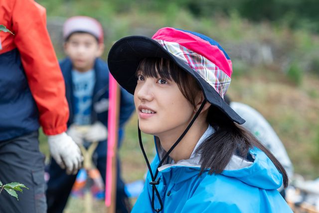 百音は小学生たちと山に足を踏み入れるが…「おかえりモネ」第8回（2枚目）