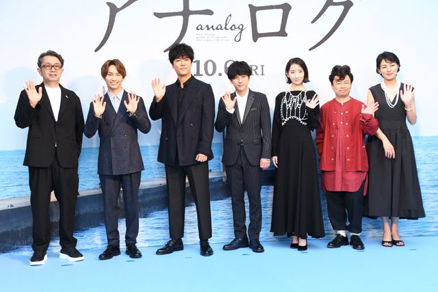 二宮和也＆波瑠『アナログ』ブルーカーペットイベント（9枚目）