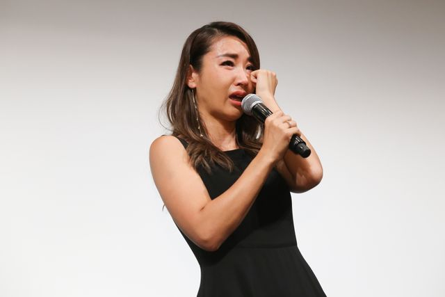 【画像】鈴木紗理奈、主演女優賞を獲得した映画舞台あいさつで感涙（2枚目）
