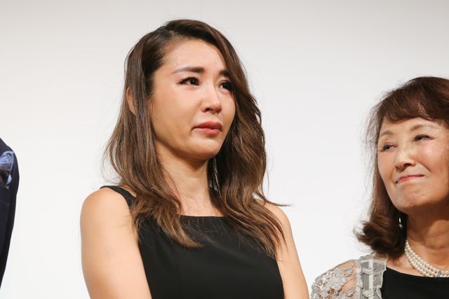 【画像】鈴木紗理奈、主演女優賞を獲得した映画舞台あいさつで感涙（5枚目）