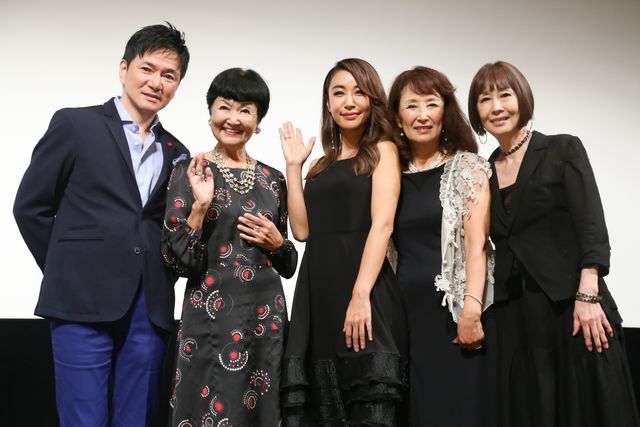 【画像】鈴木紗理奈、主演女優賞を獲得した映画舞台あいさつで感涙（11枚目）