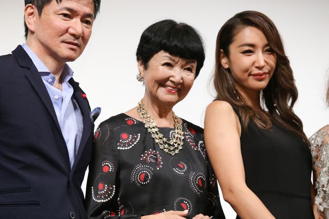 【画像】鈴木紗理奈、主演女優賞を獲得した映画舞台あいさつで感涙（12枚目）