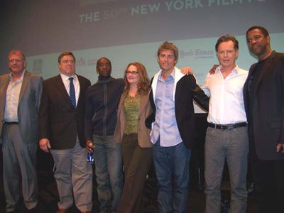 （左から）ロバート・ゼメキス監督、ジョン・グッドマン、ドン・チードル、メリッサ・レオ、脚本家ジョン・ゲイティンズ、ブルース・グリーンウッド、デンゼル・ワシントン