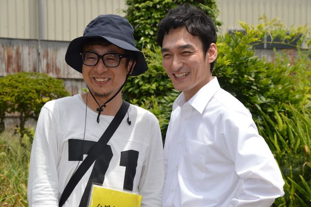 市井昌秀監督（左）と草なぎ剛（右）- 写真は2018年7月に撮影