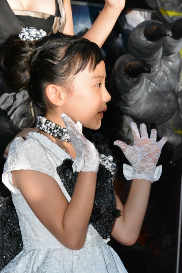 芦田愛菜、9歳にしてレッドカーペットで堂々のファンサービス！　画像ギャラリー：フォトギャラリー